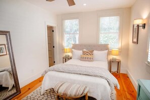 3 bedrooms, premium bedding, iron/ironing board, travel crib - Downtown Charleston 3BR – Walk to Dining and Shopping! (Charleston)