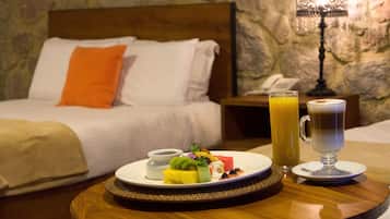 Habitación cuádruple estándar, vista al jardín | Minibar, caja de seguridad en la habitación, wifi gratis y ropa de cama