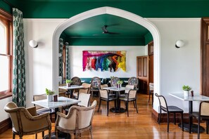 朝食 (フル ブレックファスト)、毎日提供 (1 名様 25 AUD)