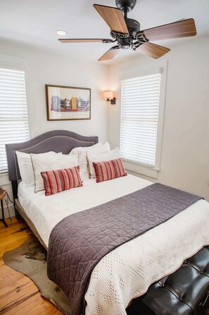 3 bedrooms, iron/ironing board, travel crib, WiFi - Walk Everywhere! Stylish 3BR Penthouse w/ Views (Charleston)