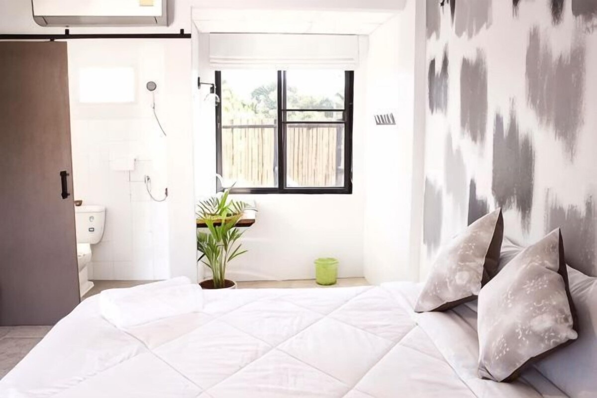 Cortinas blackout, insonorización, wifi gratis y ropa de cama 