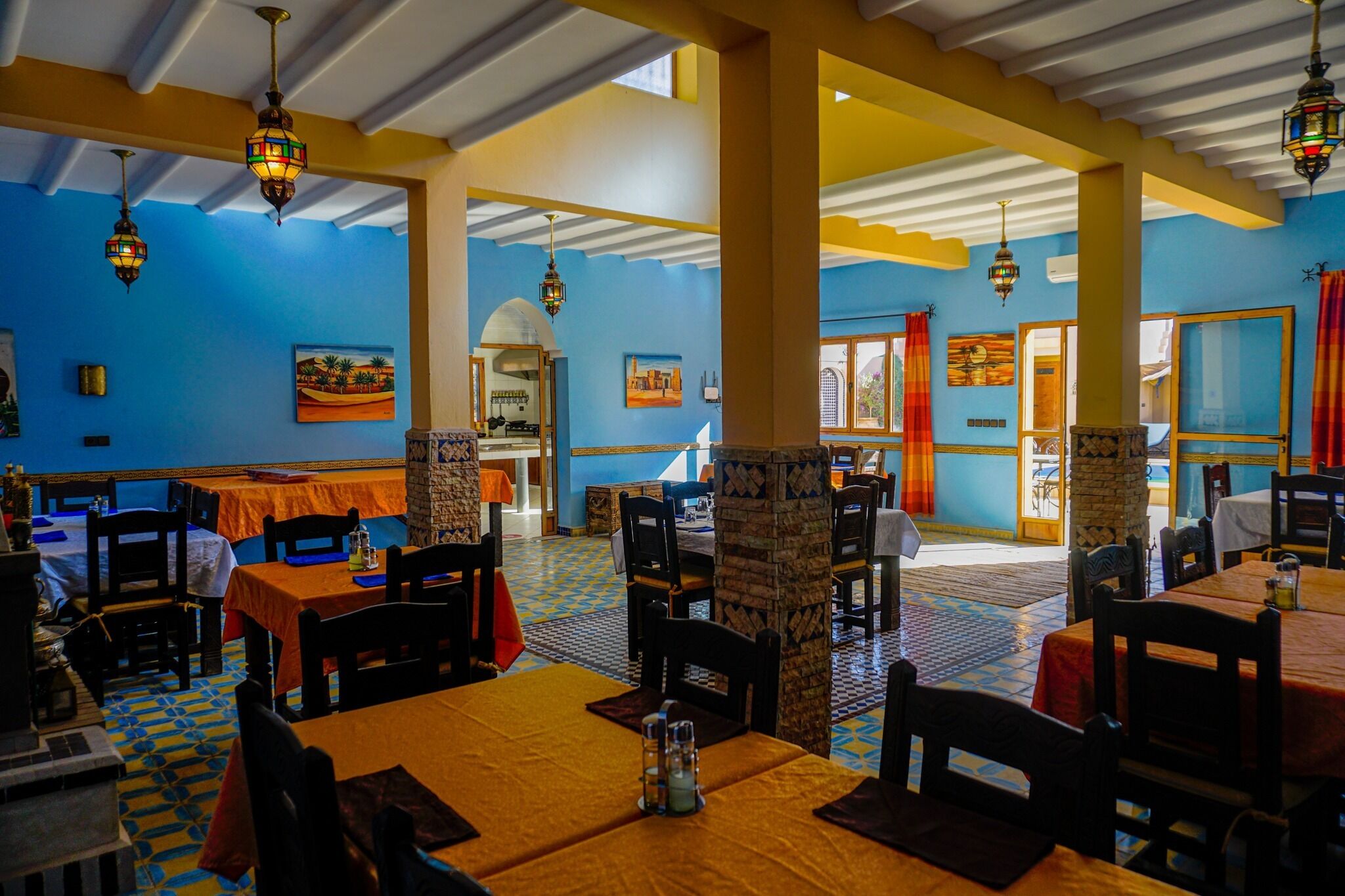 Se sirven desayunos, almuerzos y cenas; cocina local e internacional