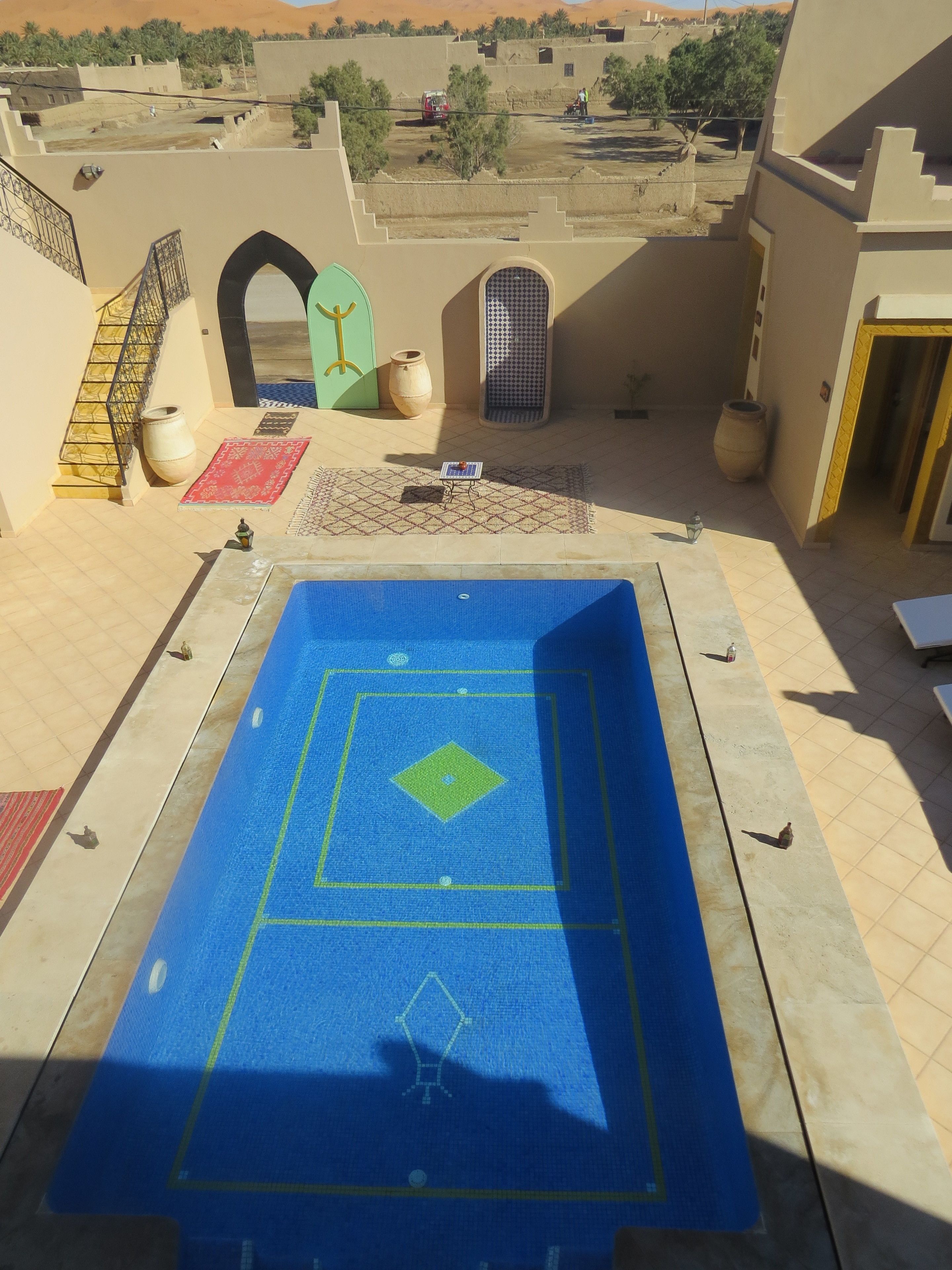 Alberca al aire libre y camastros 