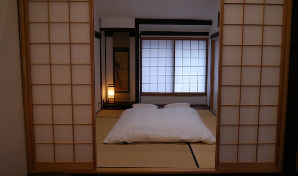 Down duvets, in-room safe, individually decorated - Canal House Takasegawa (Kyoto)