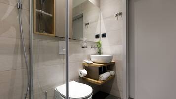 Quarto casal superior, 1 cama King | Banheiro | Chuveiro, produtos de toalete grátis, secador de cabelo