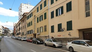A street lined with parked cars and buildings with green shutters. - Sailor Boutique Rooms (Split)