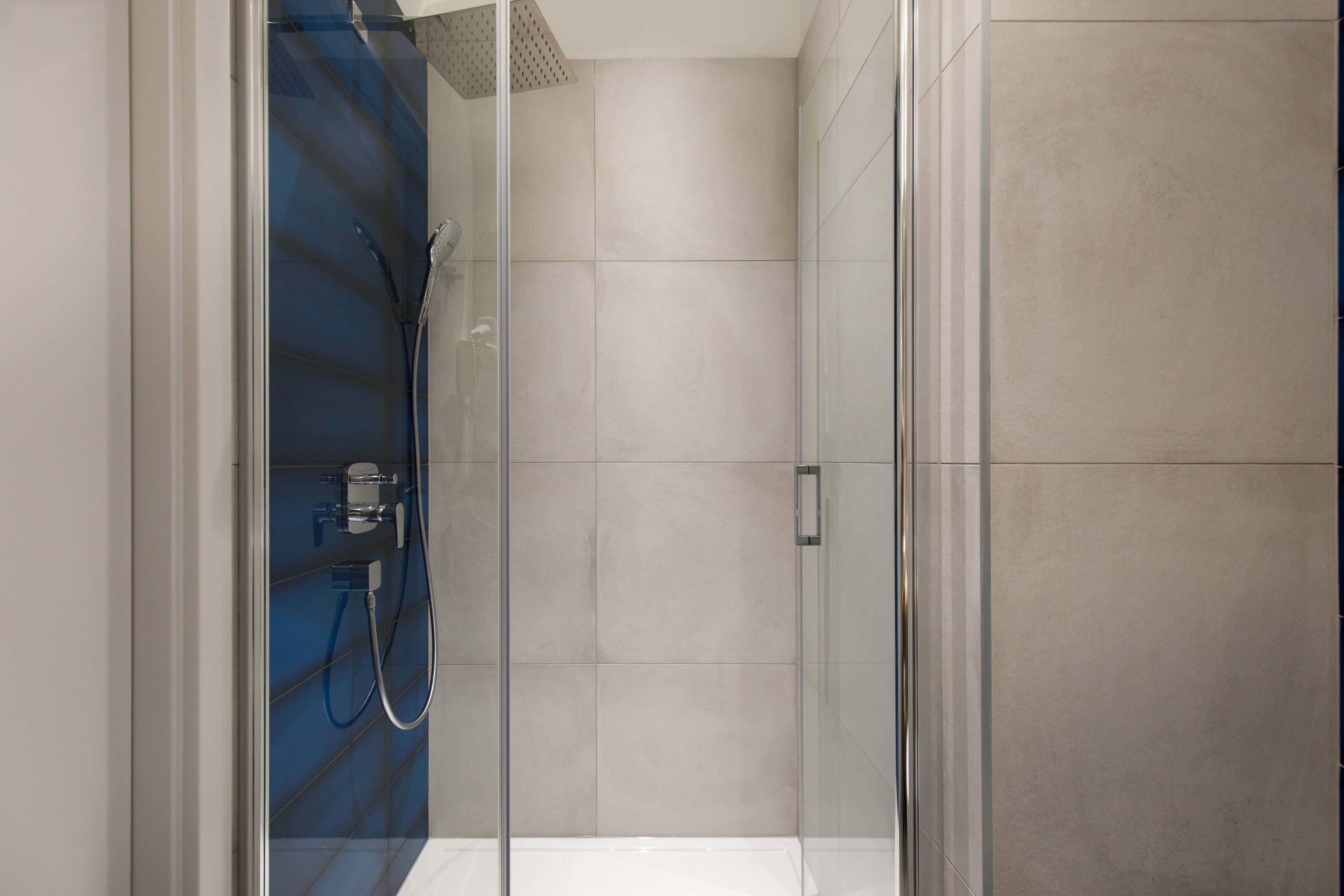 deluxe double room | bathroom | shower, free toiletries, hair dryer, towels