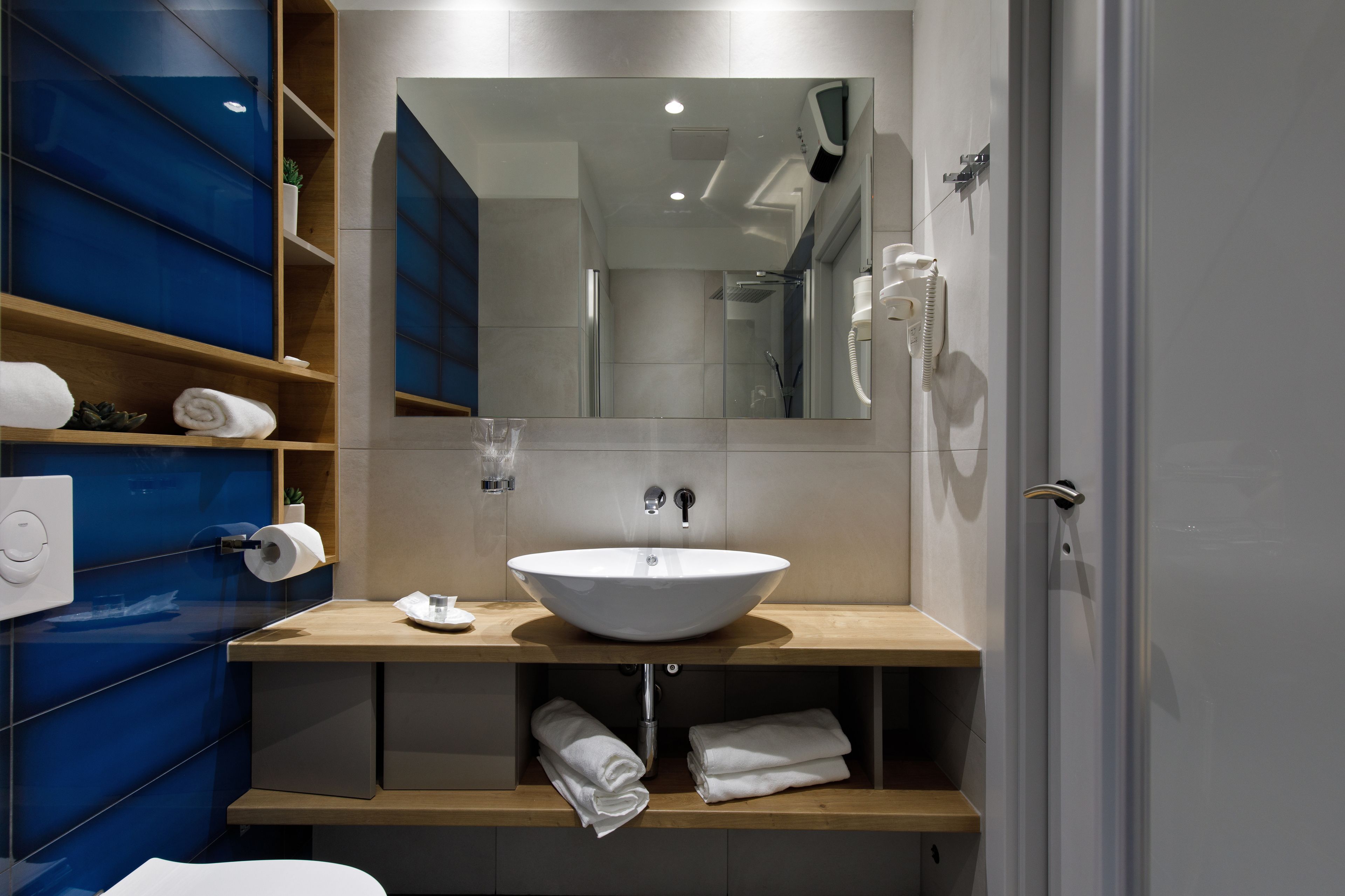 deluxe double room | bathroom | shower, free toiletries, hair dryer, towels