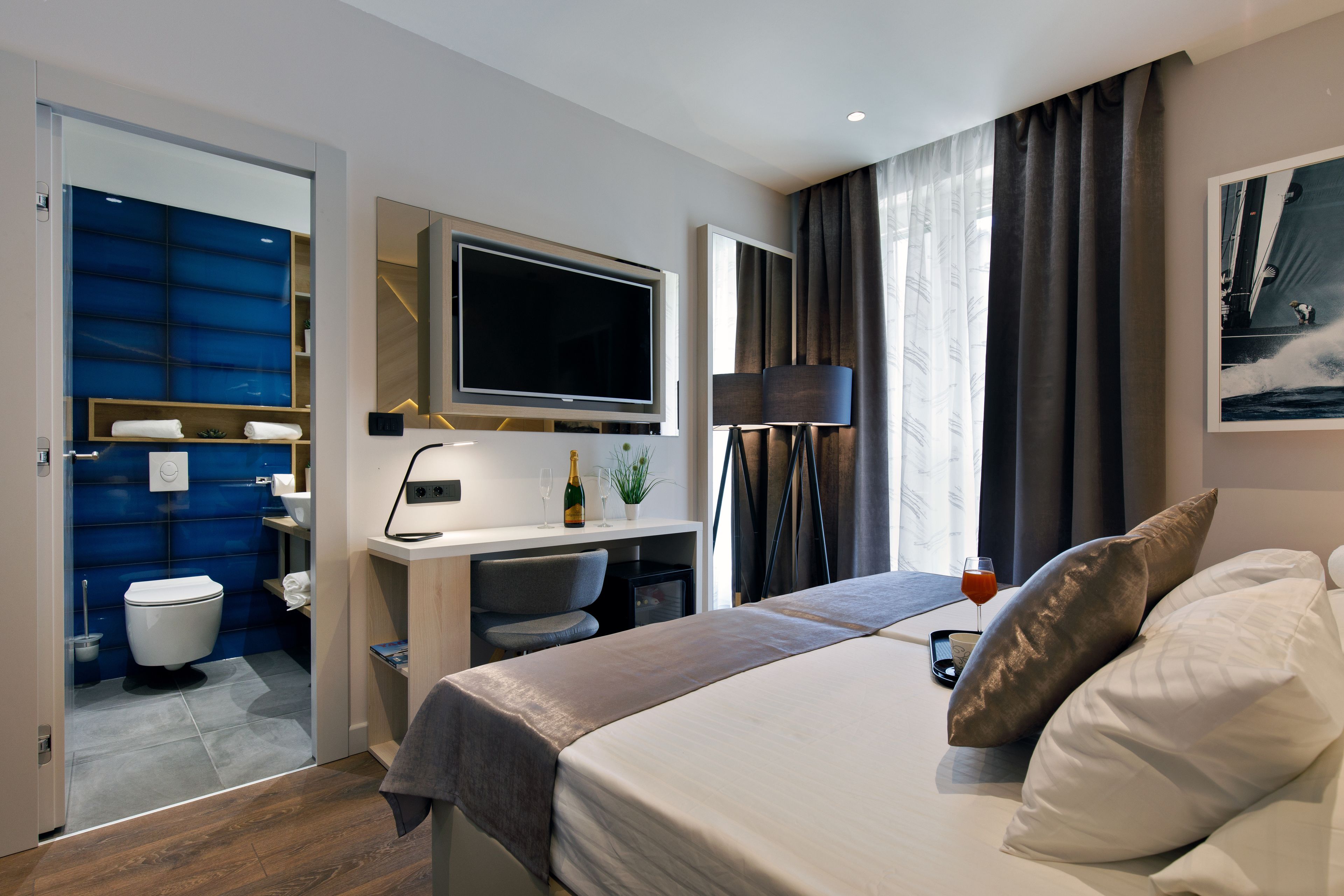 deluxe double room | premium bedding, down duvets, pillow-top beds, minibar