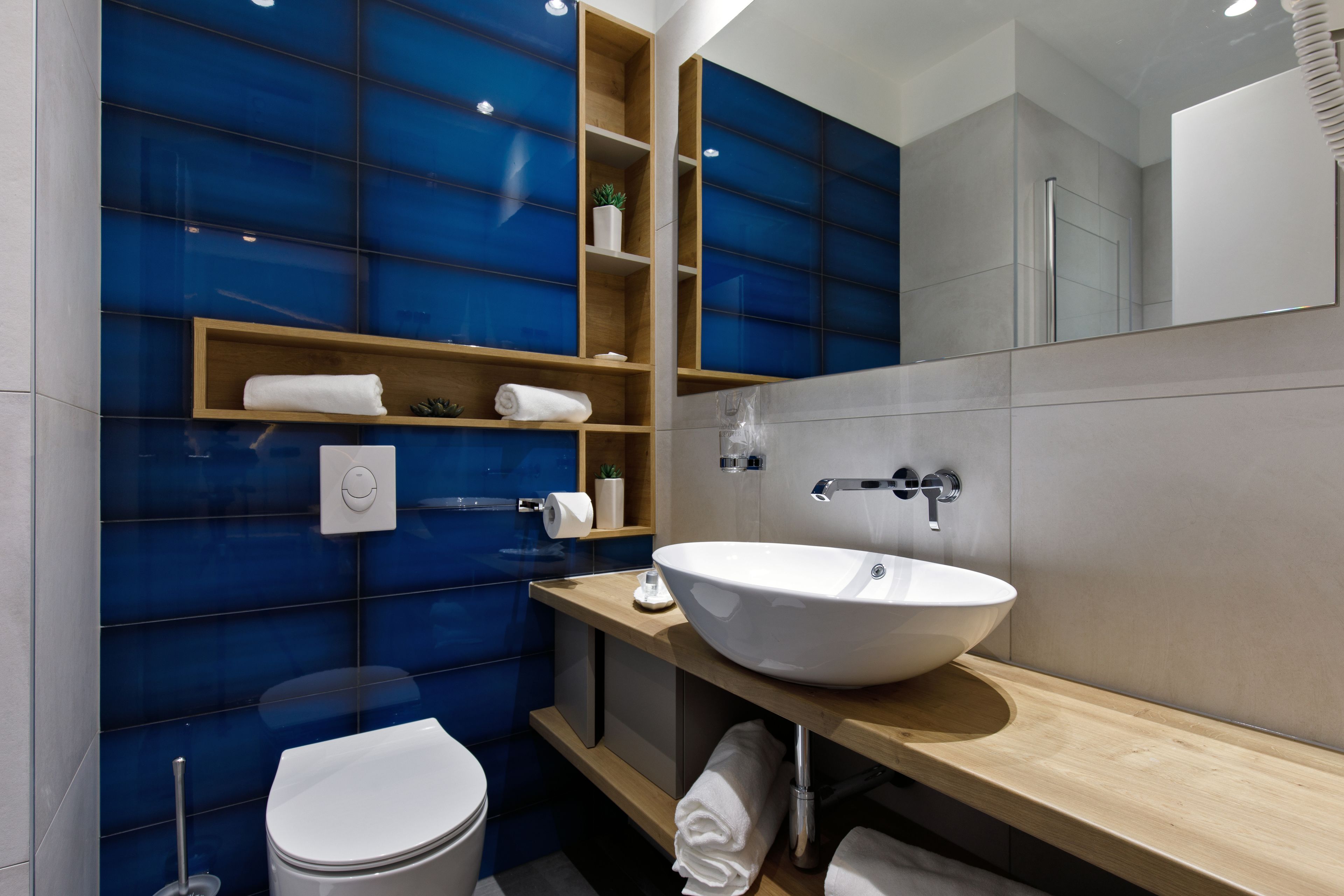 deluxe double room | bathroom | shower, free toiletries, hair dryer, towels