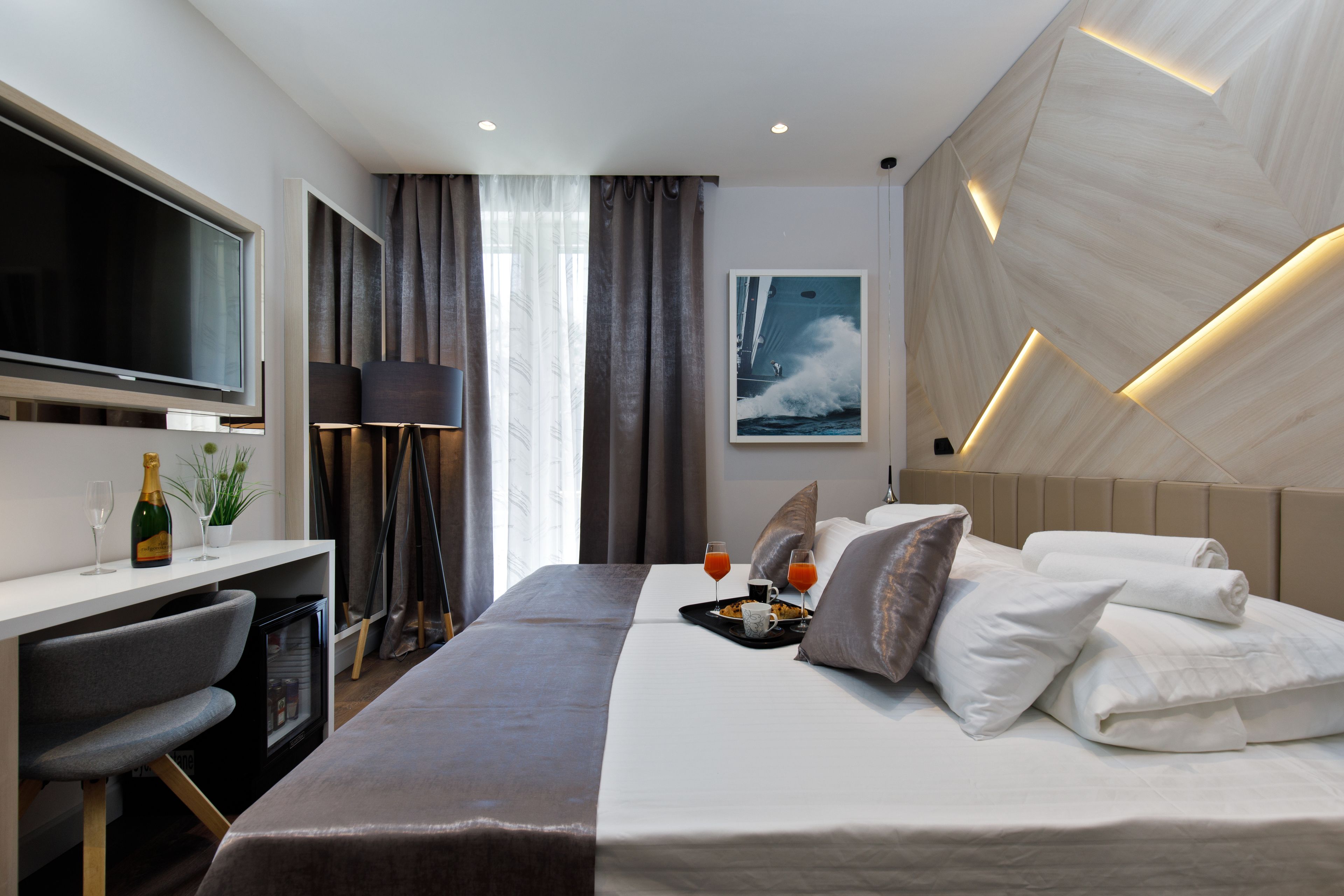 deluxe double room | premium bedding, down duvets, pillow-top beds, minibar
