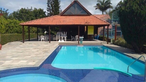 Una piscina al aire libre