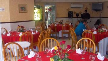 Café da manhã, almoço e jantar