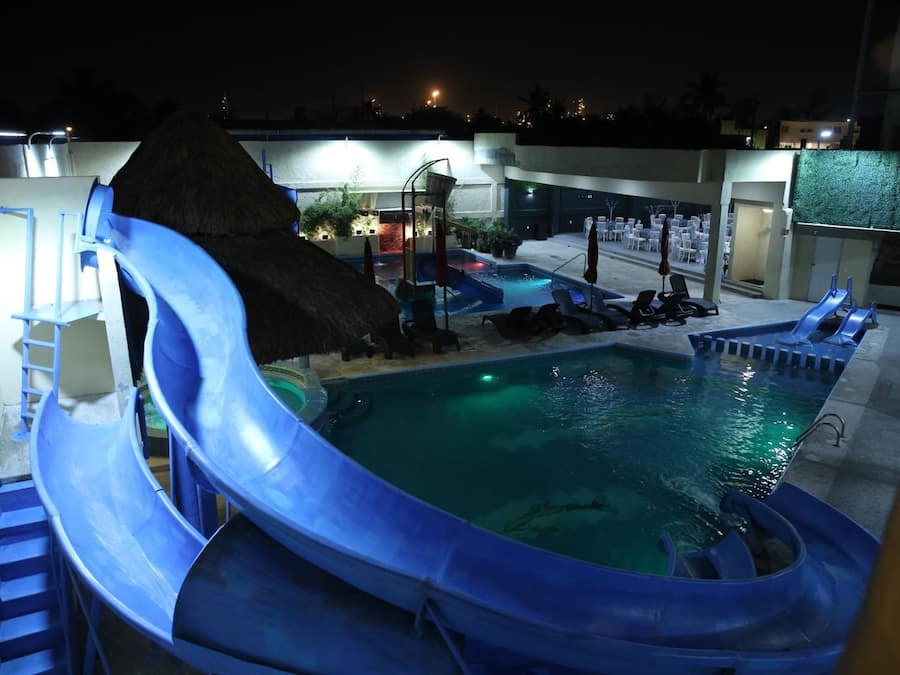 Una piscina al aire libre (de 10:00 a 22:00), sombrillas, tumbonas