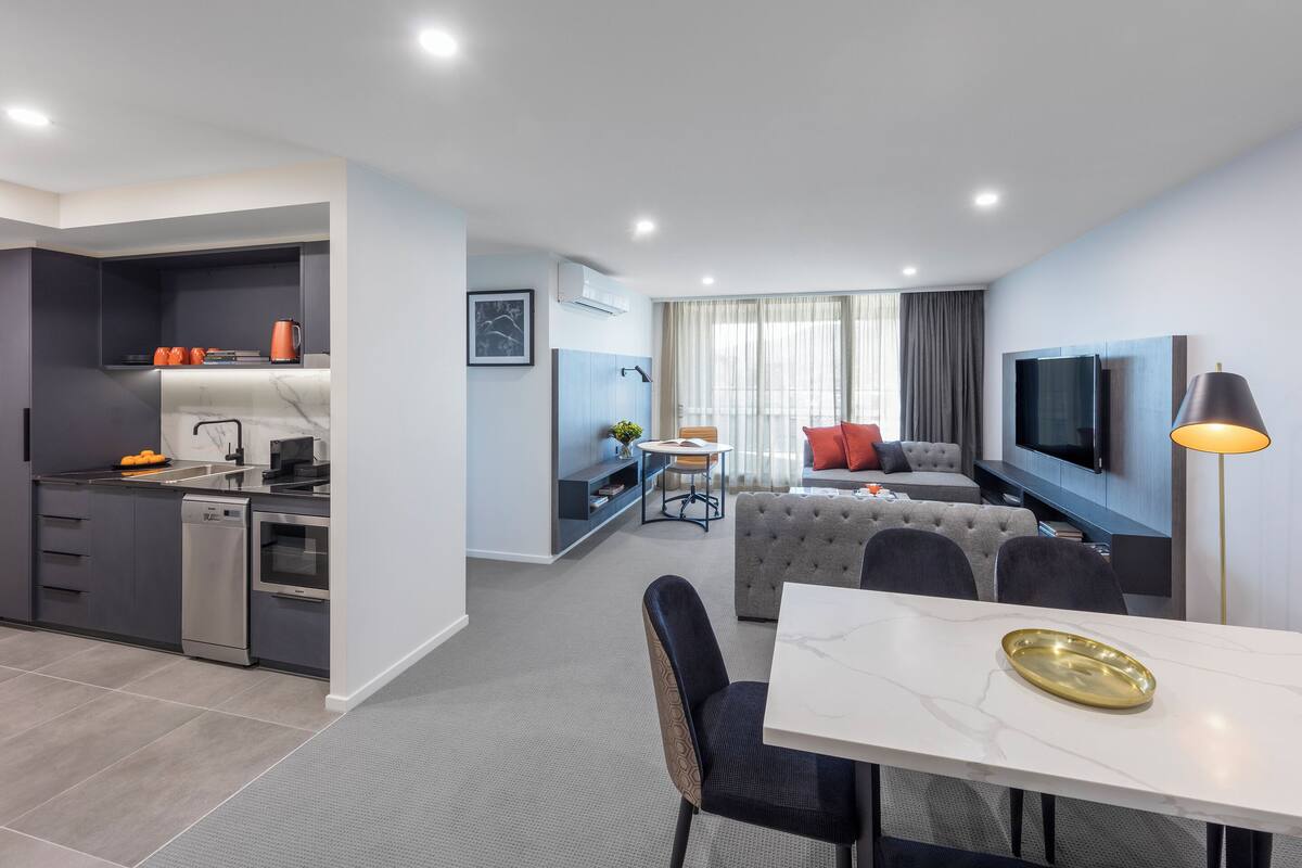 Um apartamento moderno com cozinha, sala de jantar e sala de estar.
