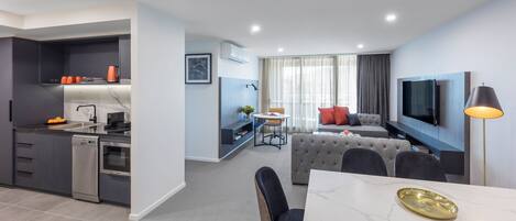 Un apartamento moderno con cocina, comedor y sala de estar.