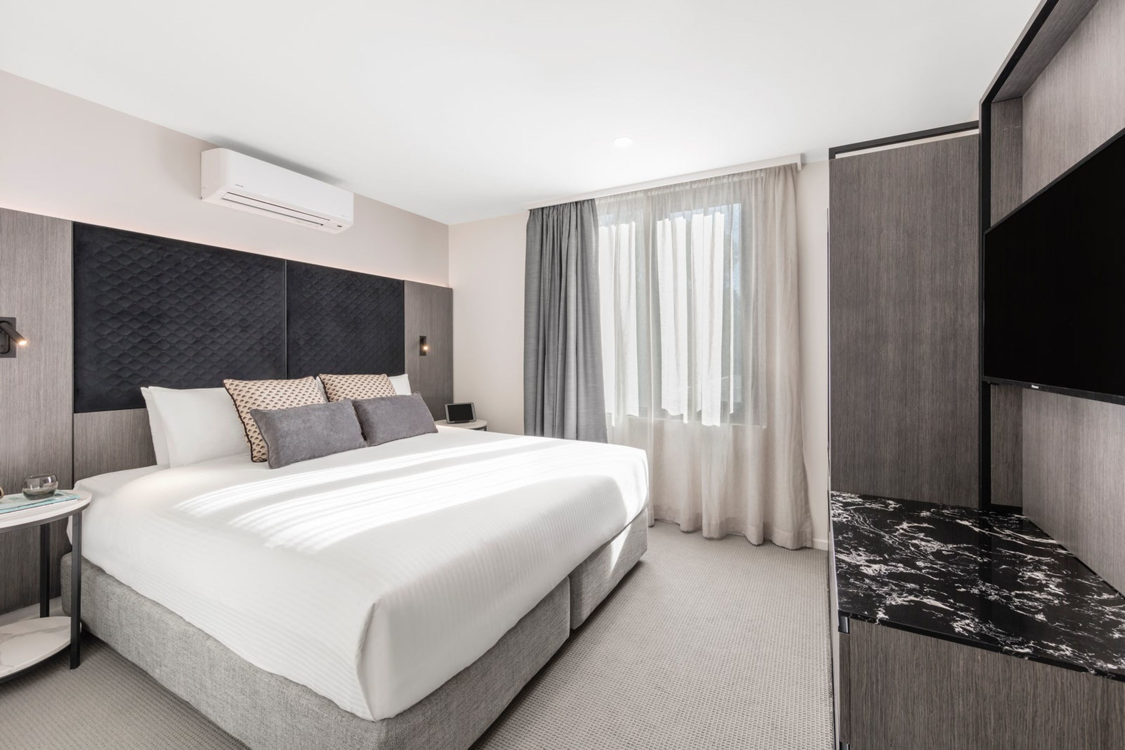 2 bedrooms, premium bedding, pillow-top beds, minibar