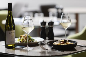 تقديم الإفطار والعشاء