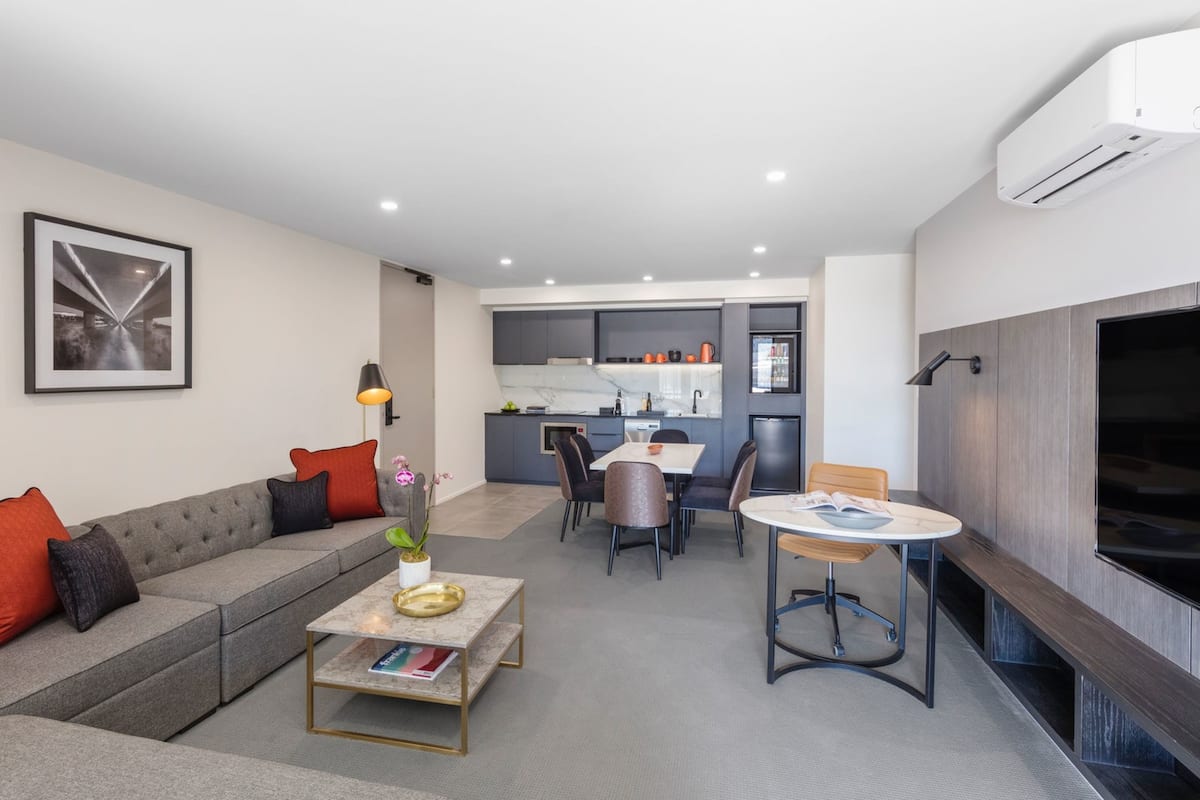 Departamento de lujo, 2 habitaciones | Área de sala de estar | Televisión LCD de 55 pulgadas con canales digitales y televisión