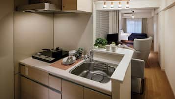 Quad Room | Private kitchen | Fridge, microwave, stovetop, electric kettle