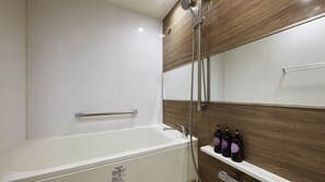 Vierpersoonskamer | Badkamer | Een aparte badkuip en douche, een diep bad, gratis toiletartikelen