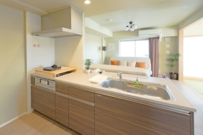Suíte grand (Japanese, Type A) | Cozinha privada | Geladeira, micro-ondas, cooktop, talheres/pratos/utensílios de cozinha