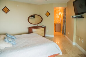 Room - 3rd Floor DIRECT Ocean Condo (Cocoa Beach)