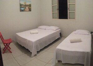 3 bedrooms, iron/ironing board, WiFi, bed sheets - Val's house for the season (Piumhi)
