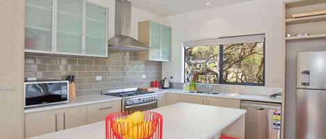 Een koelkast, een magnetron, een oven, een kookplaat