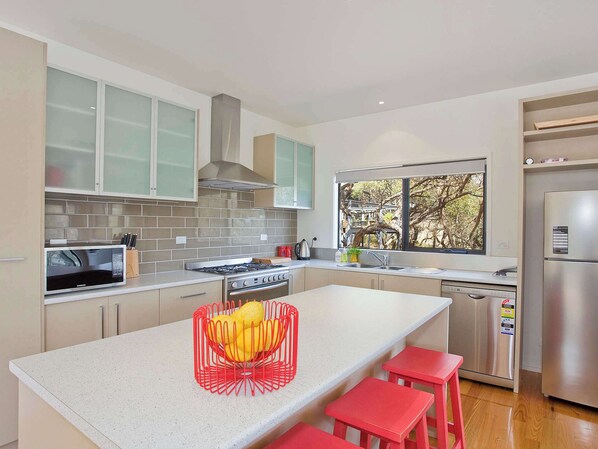 Kylskåp, mikrovågsugn, ugn och spishäll