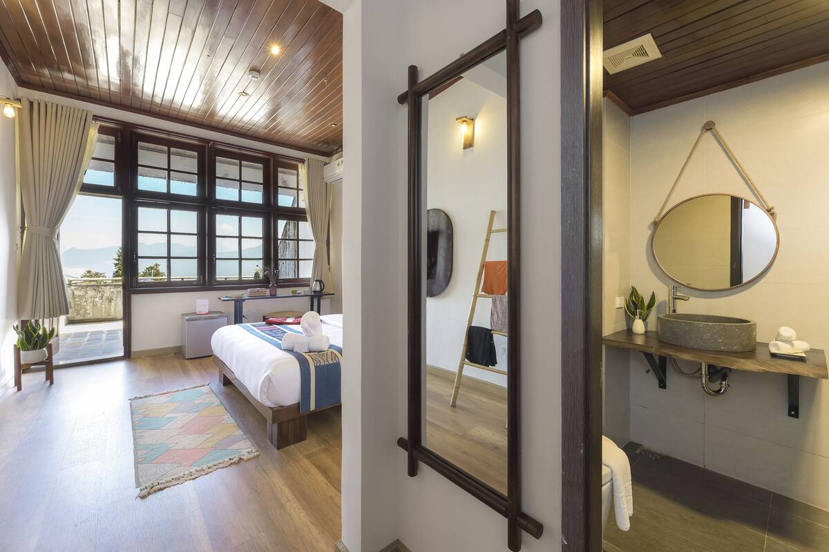 Suite Deluxe, vista a la montaña | Ropa de cama de alta calidad, escritorio y cortinas blackout 