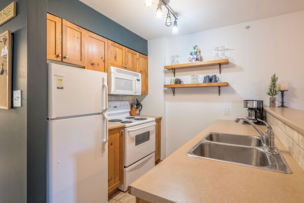 Réfrigérateur, four à micro-ondes, un four, surface de cuisson