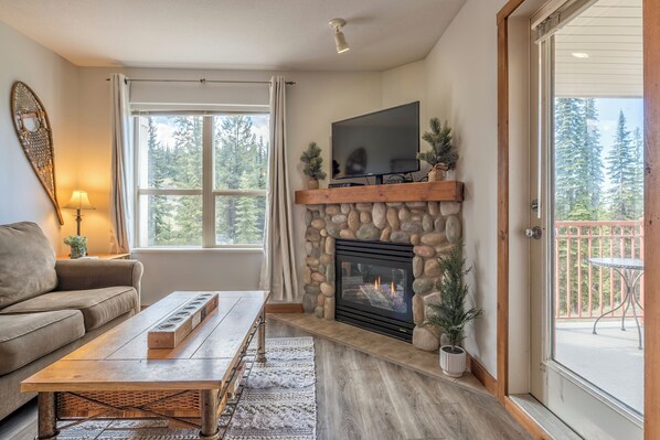 Televisión y chimenea 