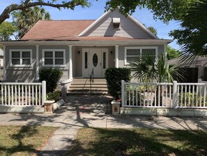 Unclassified image, 2 of 10, button - Cute bungalow minutes from downtown (St. Petersburg)