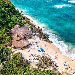 Ubicación cercana a la playa y tumbonas
