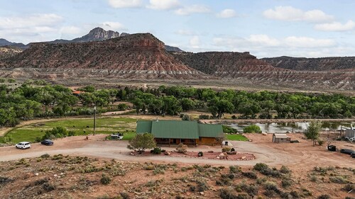 Zion Chalet 6 BD Retreats, Reunion,Wedding sleeps 22 w/hottub. 10 mins from Zion