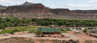 Zion Chalet 6 BD Retreats, Reunion,Wedding sleeps 22 w/hottub. 10 mins from Zion