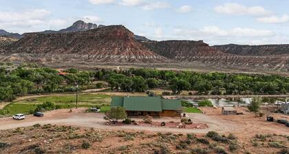 Zion Chalet 6 BD Retreats, Reunion,Wedding sleeps 22 w/hottub. 10 mins from Zion