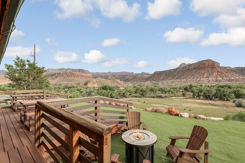 Zion Chalet 6 BD Retreats, Reunion,Wedding sleeps 22 w/hottub. 10 mins from Zion