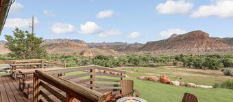 Zion Chalet 6 BD Retreats, Reunion,Wedding sleeps 22 w/hottub. 10 mins from Zion