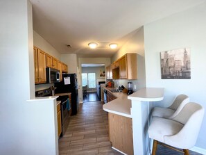 Réfrigérateur, four à micro-ondes, un four, surface de cuisson