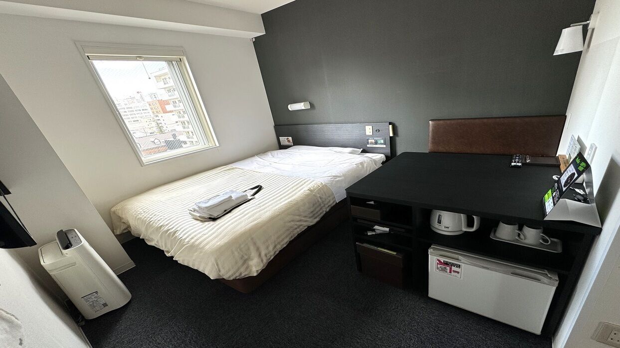 Desk, soundproofing, free WiFi