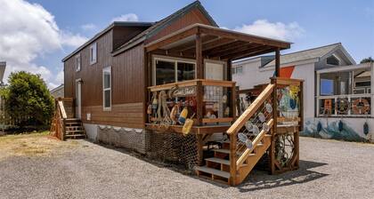 Crab Shack - Within walking distance to the local fishing and crab charters in the Noyo harbor