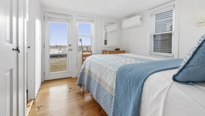 Ein Schlafzimmer mit einem Bett, einem Schreibtisch und einem Fenster.