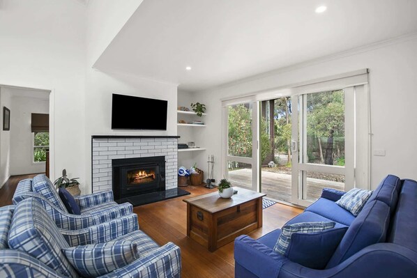 TV, caminetto, lettore DVD