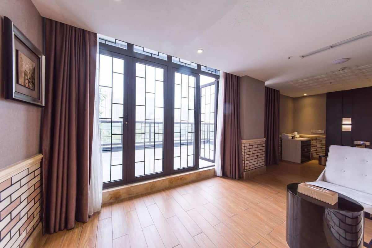 Desk, blackout curtains, free WiFi