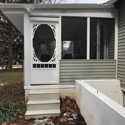 < Mile Bucknell, PSU -4br,2bth,2lr. Screened Sitting Porch