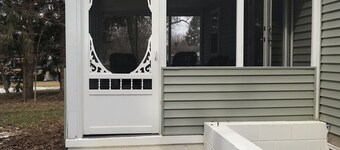 < Mile Bucknell, PSU -4br,2bth,2lr. Screened Sitting Porch