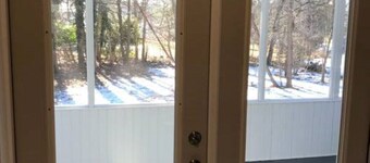 < Mile Bucknell, PSU -4br,2bth,2lr. Screened Sitting Porch