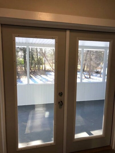 < Mile Bucknell, PSU -4br,2bth,2lr. Screened Sitting Porch